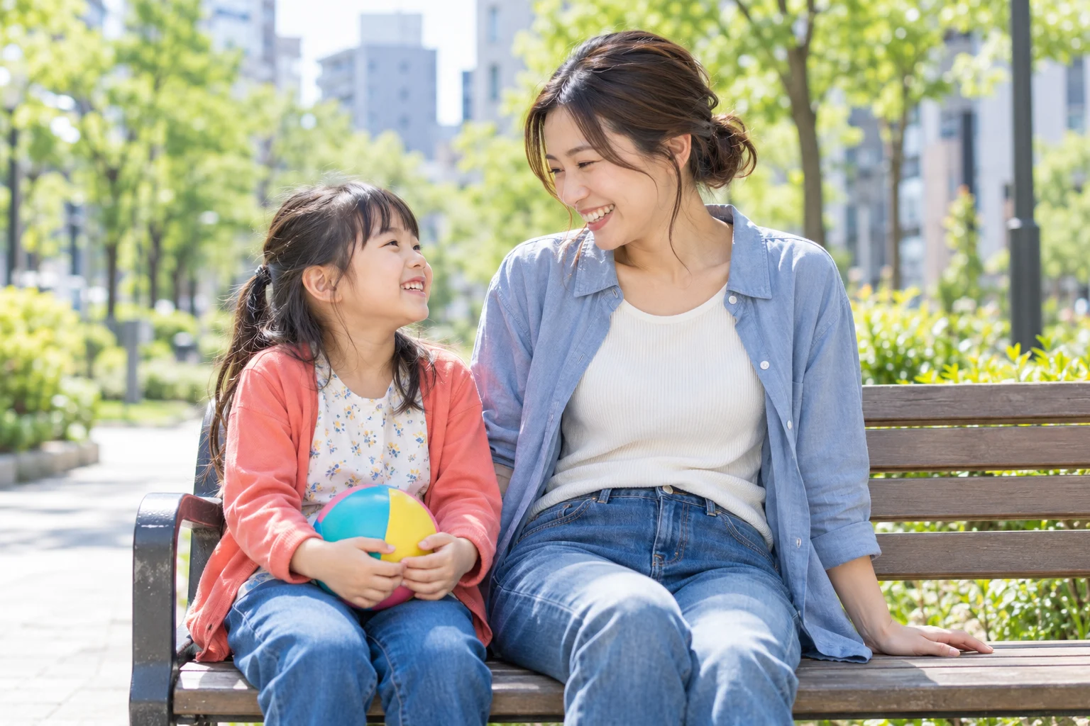 笑顔で過ごす母親と子どものイメージ